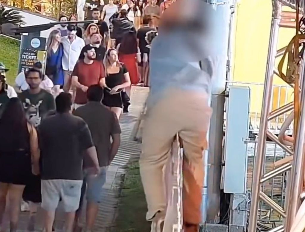 Homem pula cerca e é flagrado por muralha de segurança da Oktoberfest; VEJA VÍDEO!