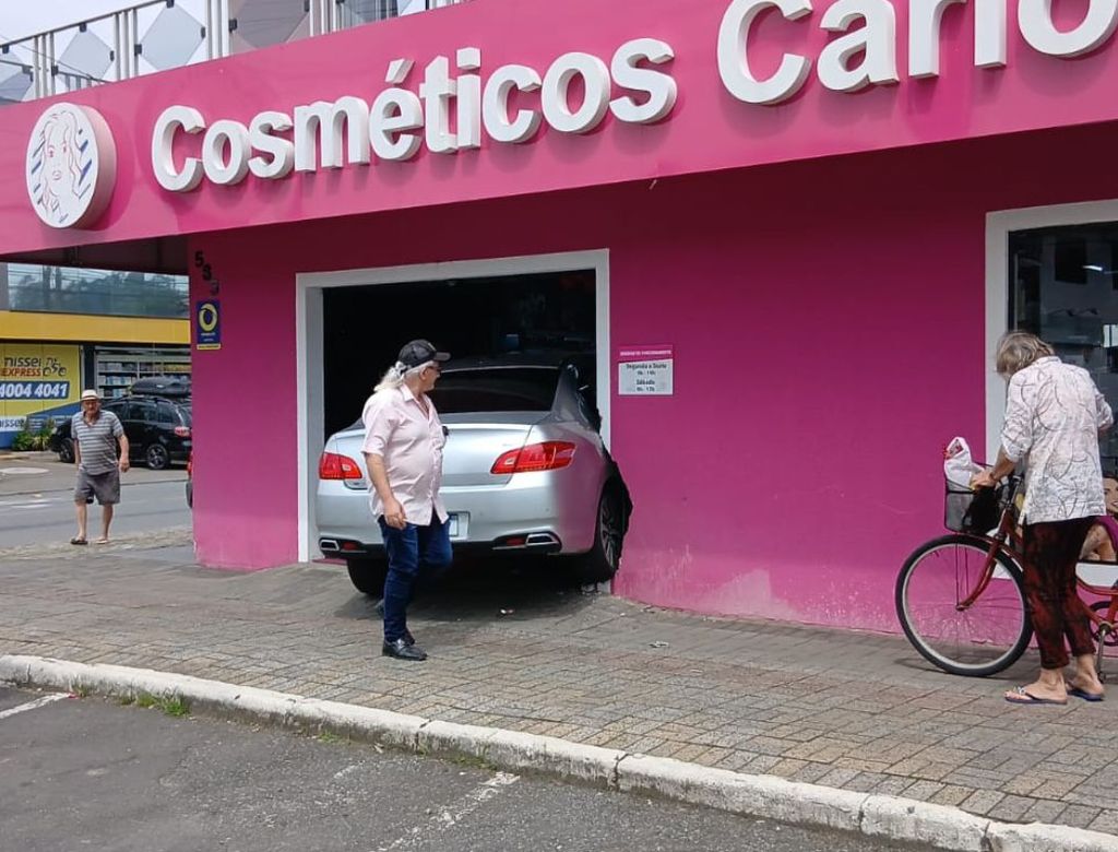 Motorista confunde freio com acelerador e destrói loja; VEJA!