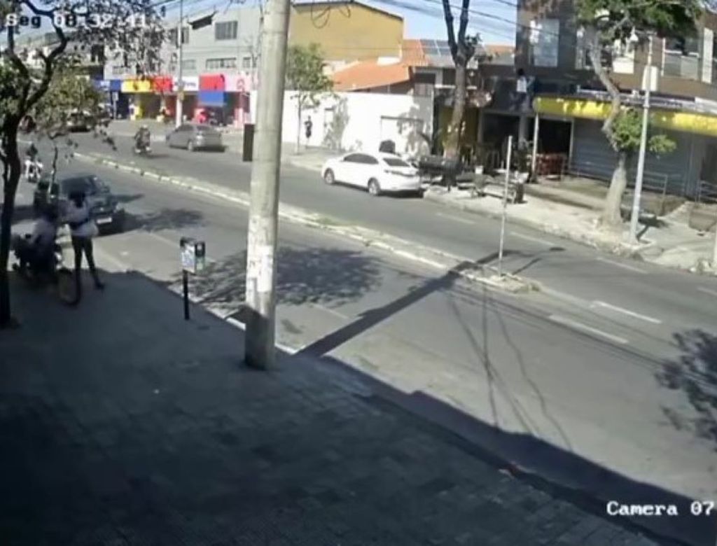 Pedestre é assaltado por motoqueiro em plena luz do dia; VEJA VÍDEO!
