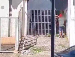 Agressor esmurra cabeça de mulher à luz do dia; VEJA VÍDEO!