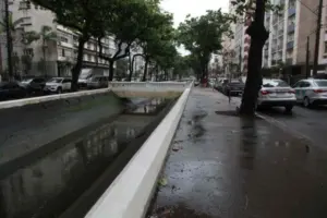 Pedestre é jogado em canal após atropelamento em SP; veja vídeo