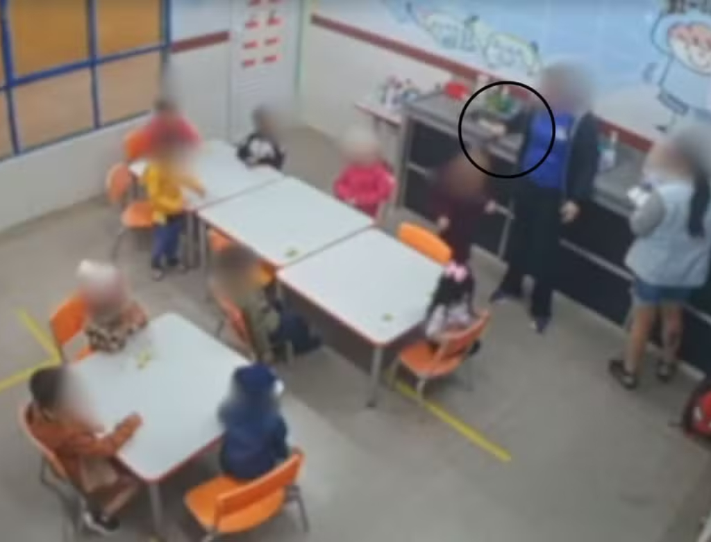 Funcionária agride criança (Foto: Reprodução)