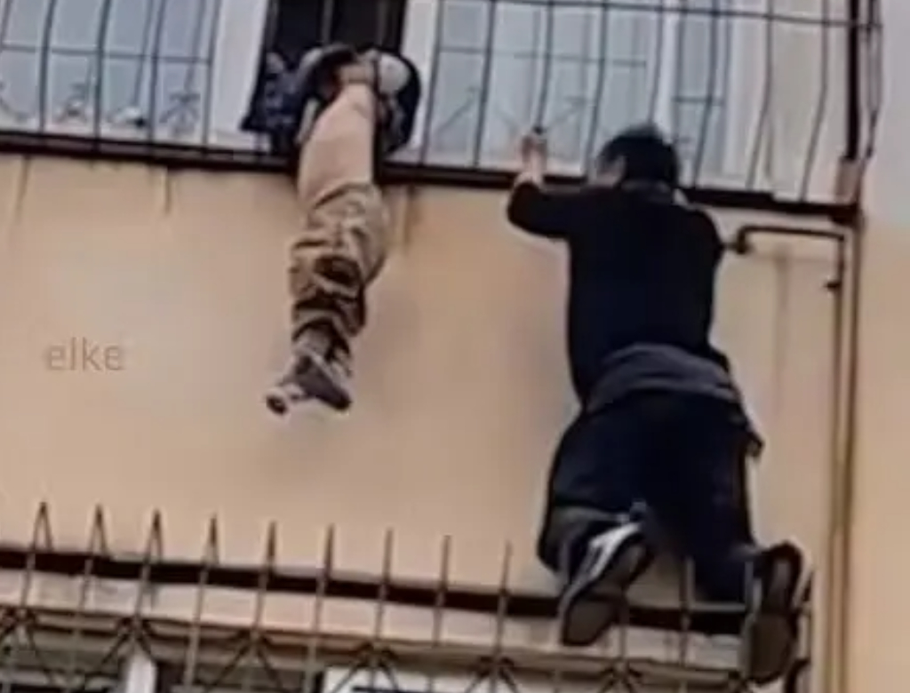 Entregador salva criança de queda em prédio (Foto: Reprodução)
