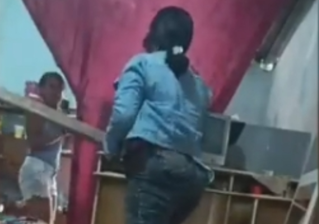 Mulher agride irmã com pedaço de madeira após suspeita de traição; veja vídeo