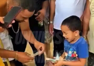 Menino ganha presente (Foto: Reprodução)