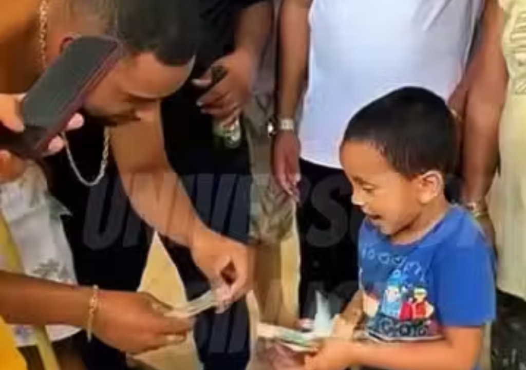 Menino ganha presente (Foto: Reprodução)