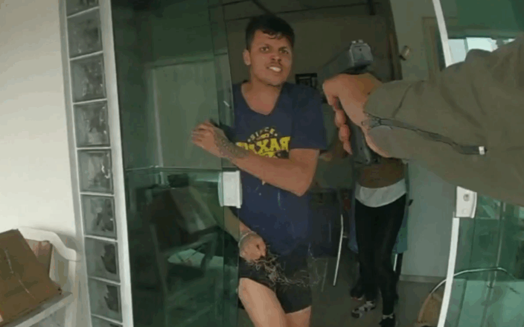 PM mata jovem esquizofrênico dentro de casa e mãe chora em desespero; Veja o vídeo!