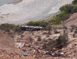 Ônibus sai da pista e cai em barranco de 200 metros; veja vídeo