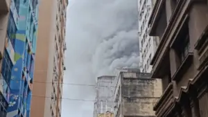 Incêndio atinge loja em prédio histórico no centro de Porto Alegre; veja vídeo