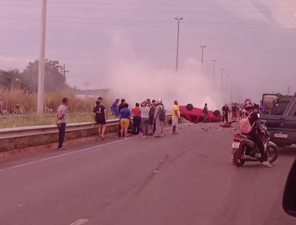 Carro é arremessado para fora da pista após colisão; VEJA VÍDEO!