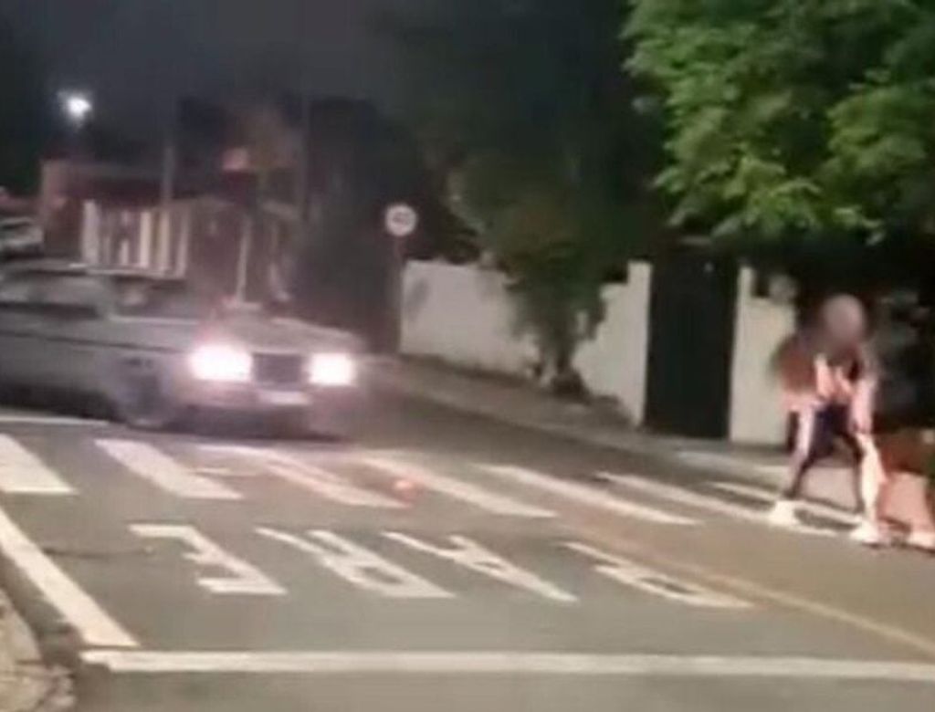 Briga entre três mulheres no meio da rua termina com atropelamento; Vídeo mostra confusão
