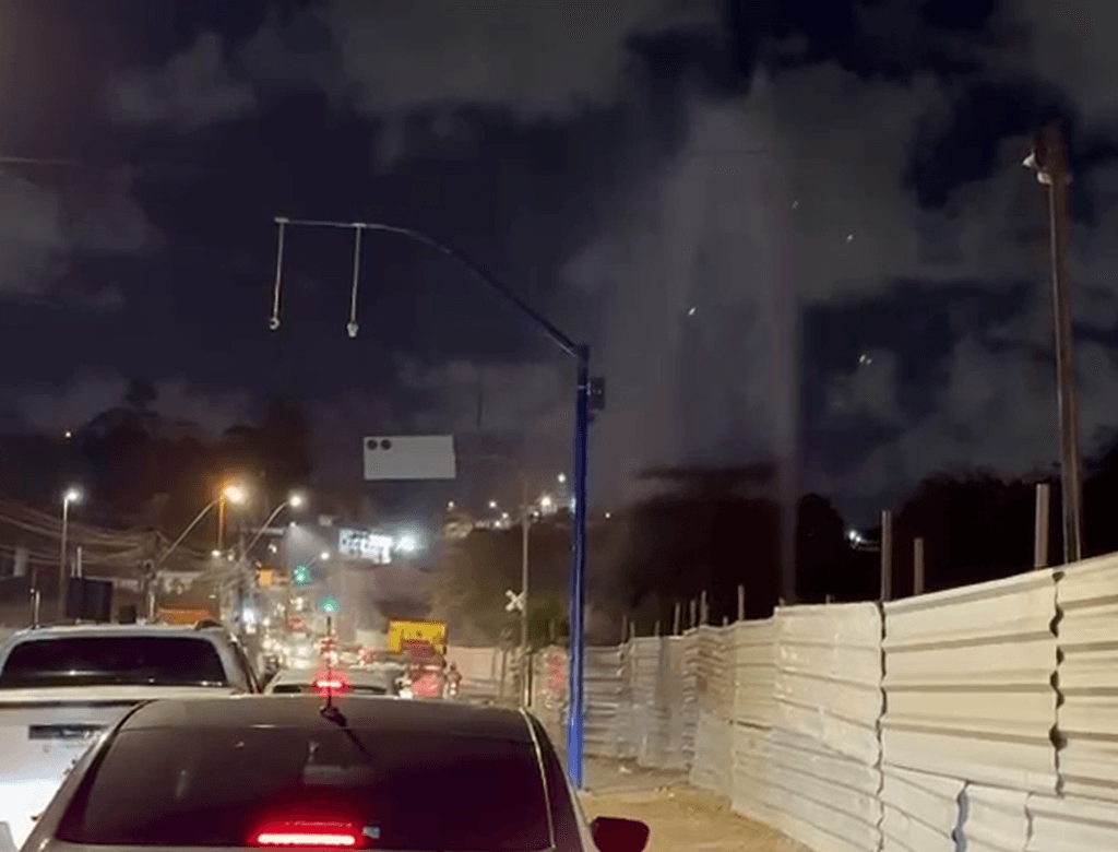 Rompimento de adutora provoca “chuva” em Bebedouro, em Maceió; Veja Vídeo!