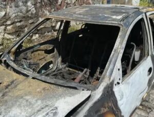 Carro fica totalmente destruído em incêndio; VEJA VÍDEO!