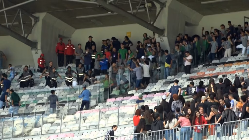 “Aulão” de Zema sobre IA termina em pancadaria entre alunos no Mineirão; VEJA VÍDEO!