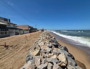 Avanço do mar ameaça engolir praia e cidade de SC reforça barreira de pedras; VEJA VÍDEO!