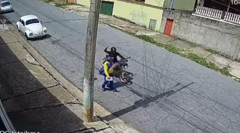Carteiro é atacado por motociclista em Belo Horizonte; VEJA VÍDEO!