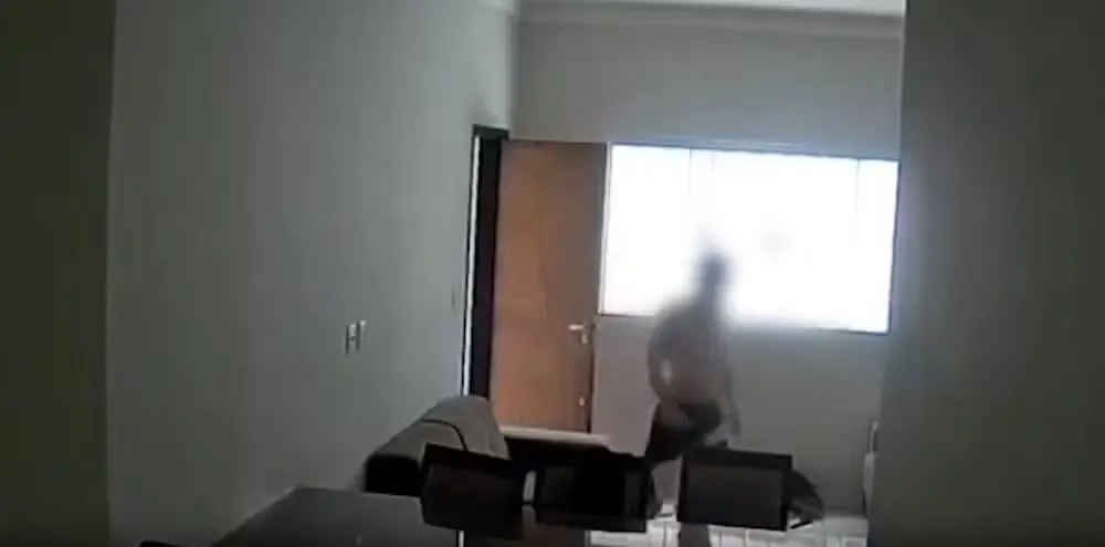 Ladrão de calcinhas é preso após 1 ano invadindo casa de vizinha com a própria chave; VEJA VÍDEO