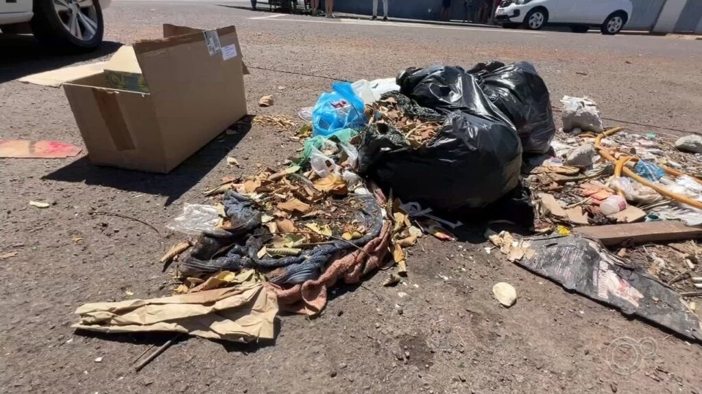 Corpo de bebê é abandonado em saco de lixo no meio da rua; veja VÍDEO