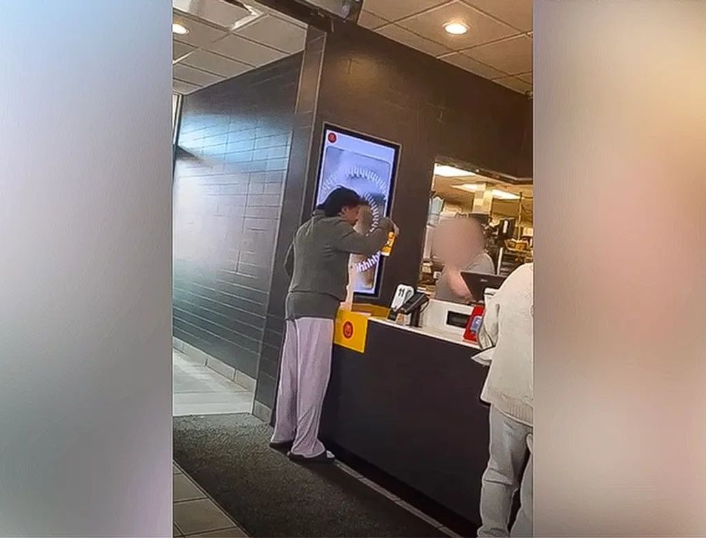 Cliente joga café quente em gerente de rede de fast food após discussão; VEJA VÍDEO!