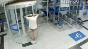 Ladrão atrapalhado invade banco, fica preso em porta giratória e é preso; VEJA VÍDEO!