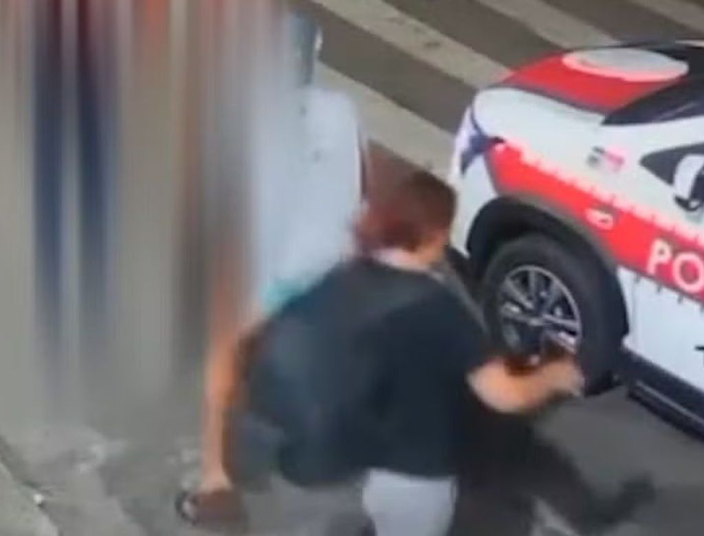Policial militar erra alvo e atira em jovem durante abordagem; VEJA VÍDEO