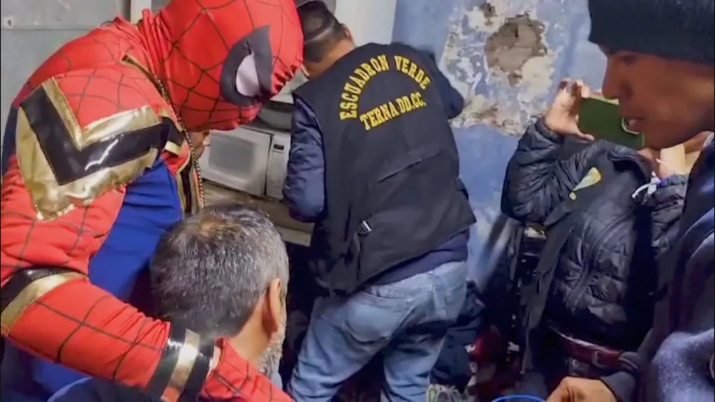 Policial vestido de Homem-Aranha prende suspeitos em ação no Peru; veja vídeo