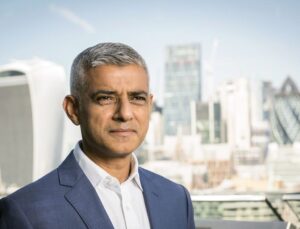 Prefeito de Londres prova quitutes no Rio e vídeo viraliza: ‘Horrível’