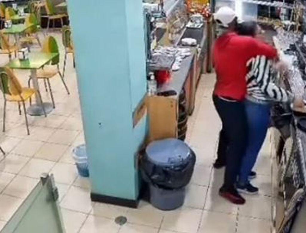 Assaltante dá mata-leão em vendedora dentro de pastelaria; VEJA VÍDEO!