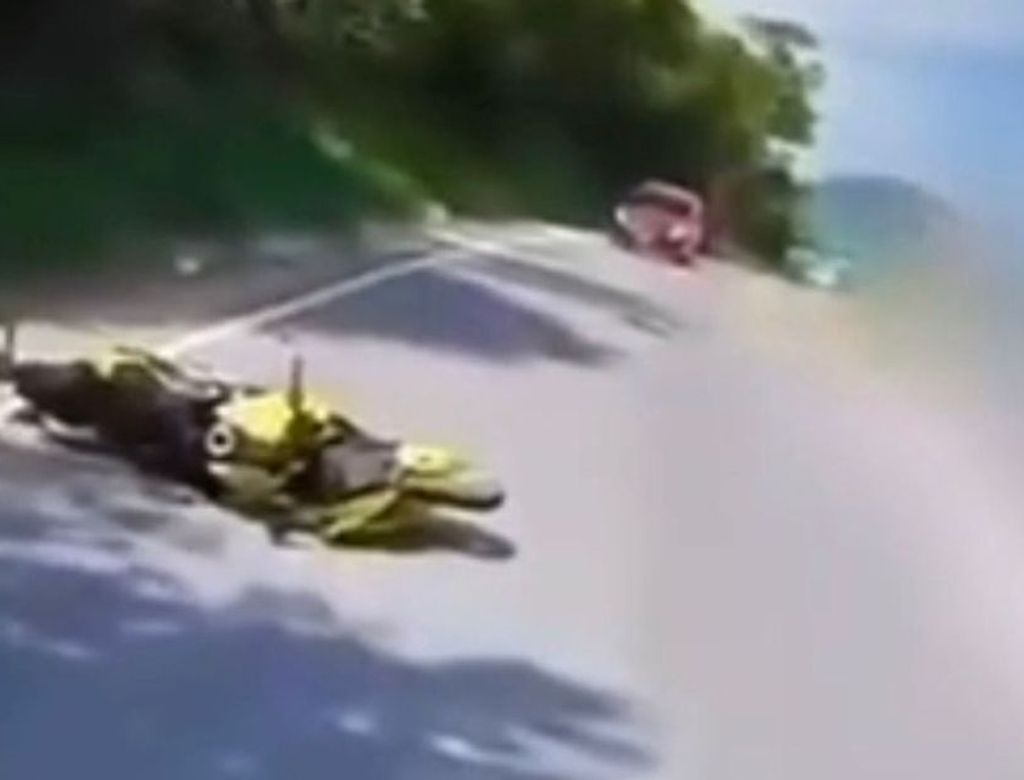 Imagens chocantes mostram acidente de moto em SC que deixou casal gravemente ferido; veja vídeo