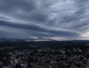 Vídeo mostra momento em que nuvem prateleira se aproxima de cidade; veja imagens!