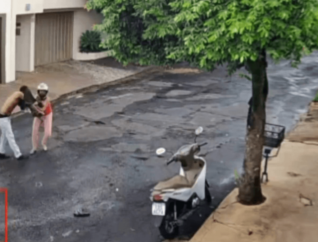 Mulher é abordada por assaltantes, reage e espanta os criminosos; VEJA VÍDEO!
