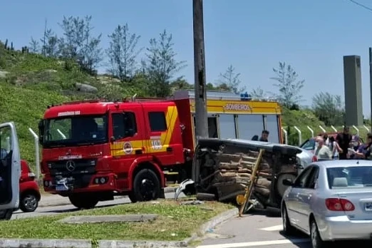 Passageira de veículo morre após colisão contra poste no RS; VEJA VÍDEO!