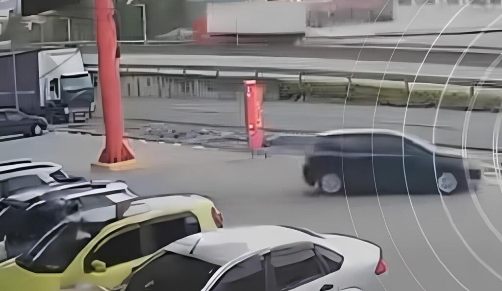 Vendaval causa queda de outdoor e dano grave a carros em SC; VEJA VÍDEO!