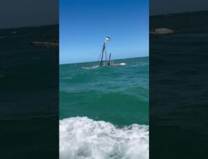 Barco com cinco tripulantes a bordo afunda durante passeio; veja VÍDEO