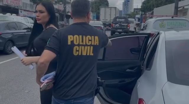 Blogueira de Manaus é presa após exibir arma em vídeo; VEJA VÍDEO!