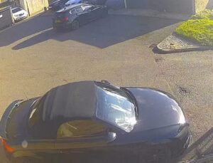 Vaga de PCDs é pintada ao redor de carro parado e dono recebe quatro multas; veja VÍDEO