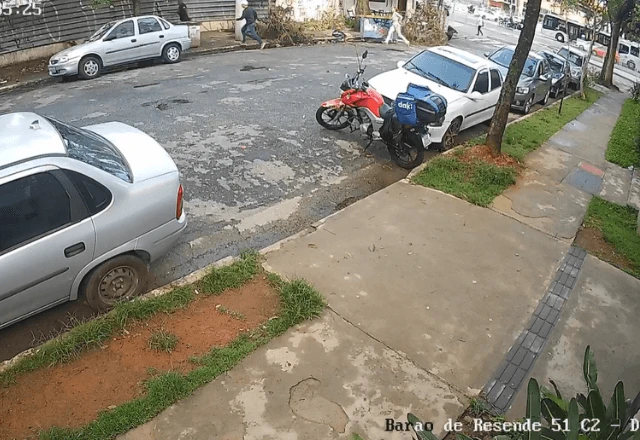 Homem mata ex-companheiro da mãe a facadas após briga de bar; VEJA VÍDEO!