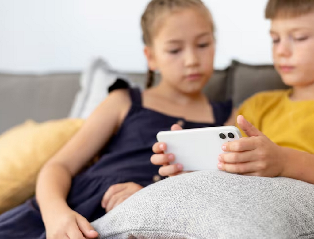 Crianças e pré-adolescentes terão que vincular redes sociais com as dos pais; entenda