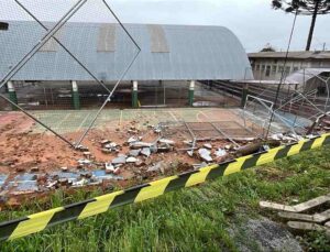 Muro de escola desaba durante forte chuva; veja vídeo impressionante