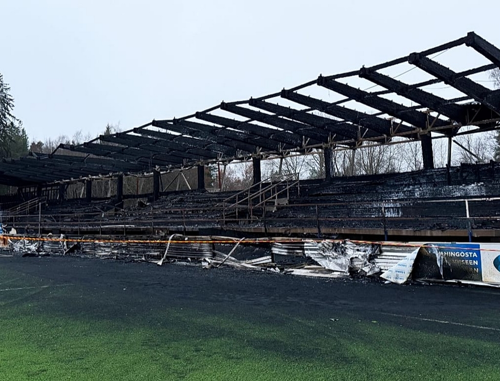 Time tem estádio incendiado por torcedores adolescentes após rebaixamento; veja vídeo