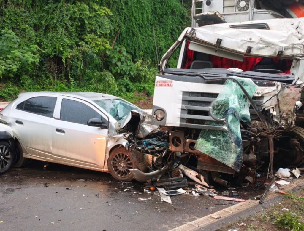 Homem é ejetado de carro em colisão entre 4 veículos em SC; VEJA VÍDEO!