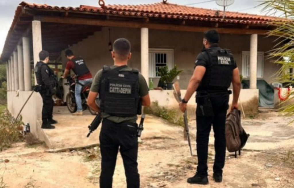 Homem discute com vizinha por galinhas e acaba preso por homicídio