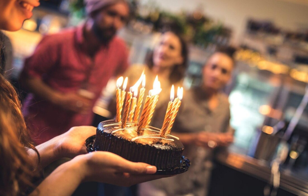 Ex-funcionário pede rescisão após receber bolo sem ‘parabéns’ em aniversário em loja; entenda