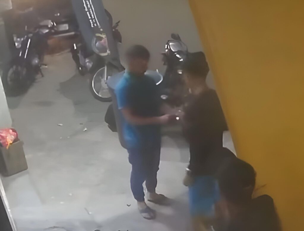 Depósito na orla de Salvador é alvo de arrastão armado em dupla; veja vídeo