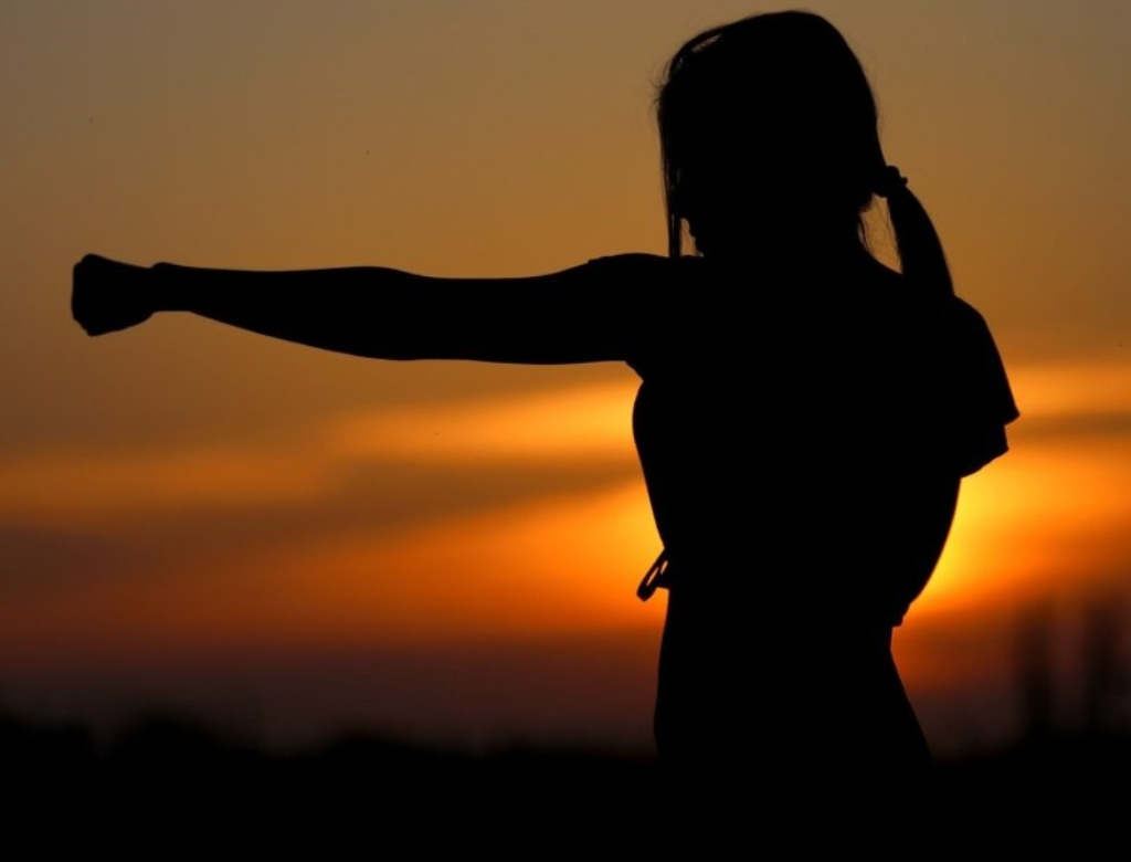 Como a defesa pessoal pode ajudar mulheres a se protegerem em cenários de agressão e feminicídio