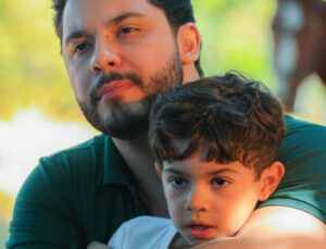 Filho de Marília Mendonça encanta ao surgir tocando bateria ao lado de Murilo Huff; veja vídeo
