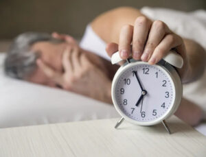 Dormir sempre no mesmo horário pode ajudar a baixar a pressão, aponta estudo
