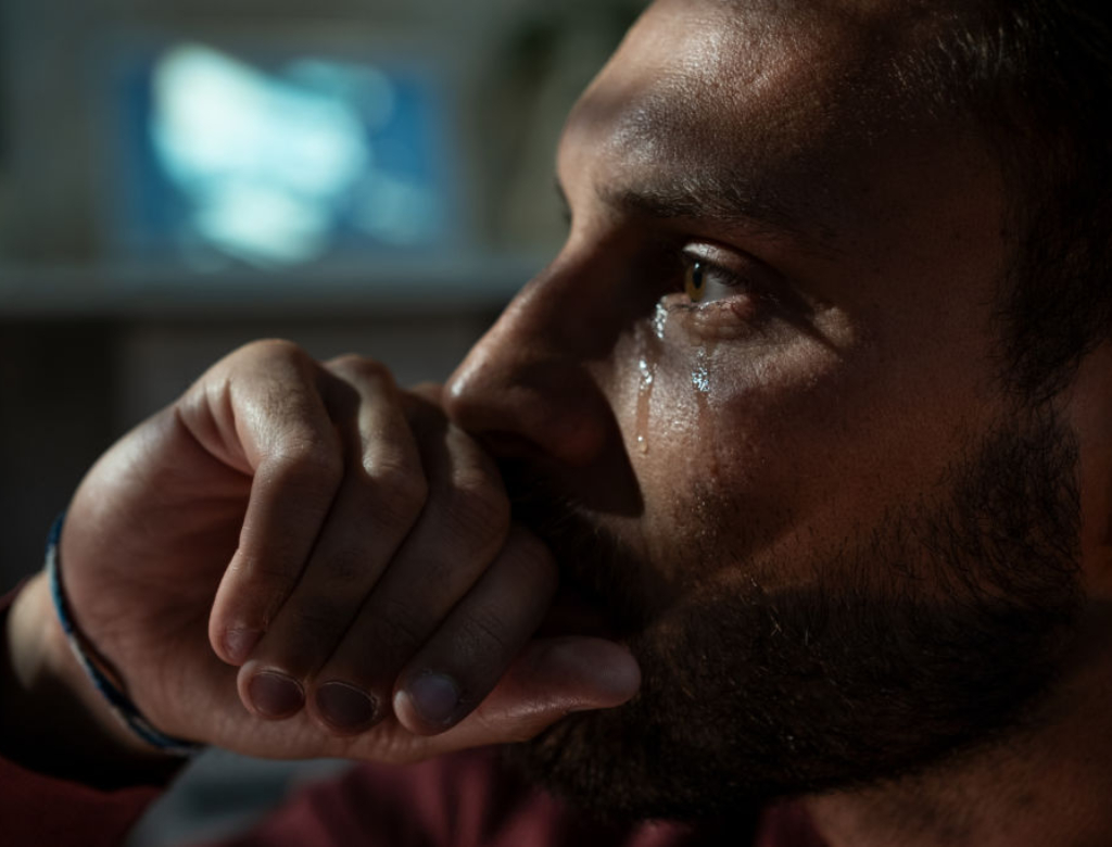 Por que homens choram mais por futebol do que por amor, segundo a ciência