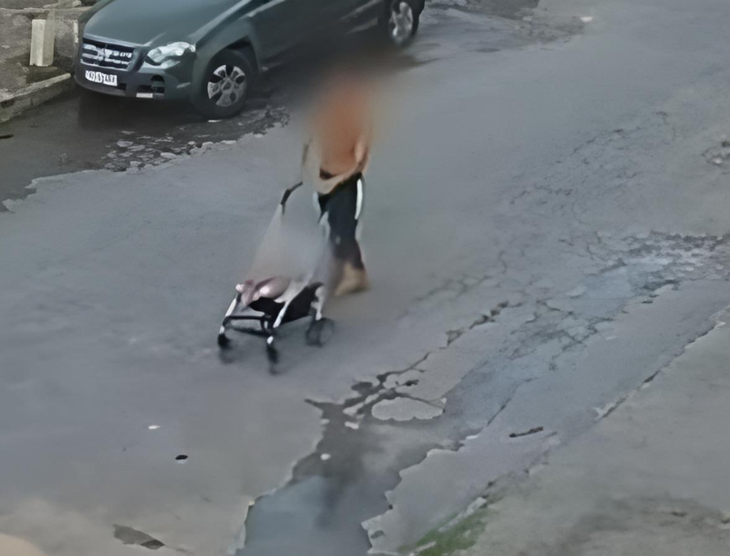 Bebê é abandonado sozinho em carrinho por homem na Grande BH; veja vídeo