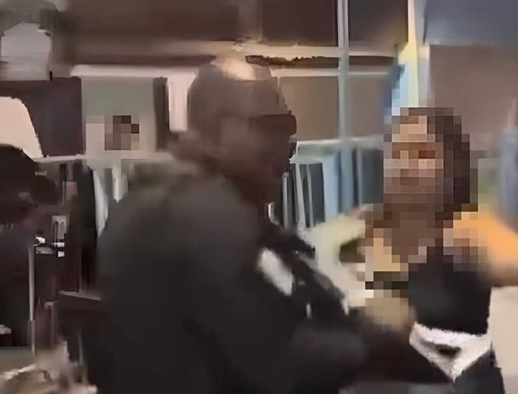 Policial militar agride idosa com fuzil; veja vídeo